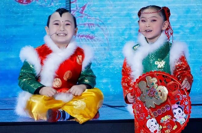 6岁上春晚8岁就去世，被父母“吸干”血的邓鸣贺，悲剧由谁买单？